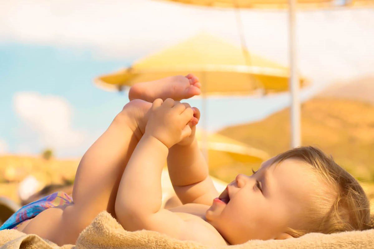 Tắm nắng đúng cách là một trong những nguồn cung cấp vitamin D3 cho bé